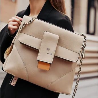 Guide to choosing the perfect women’s crossbody bag for everyday use.