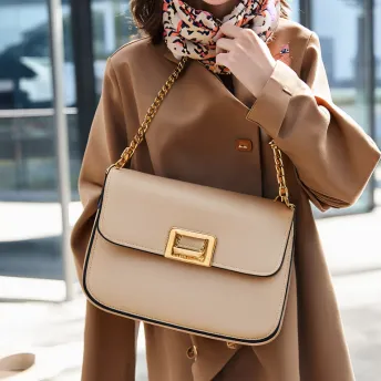 How to style a women’s crossbody bag for different occasions?